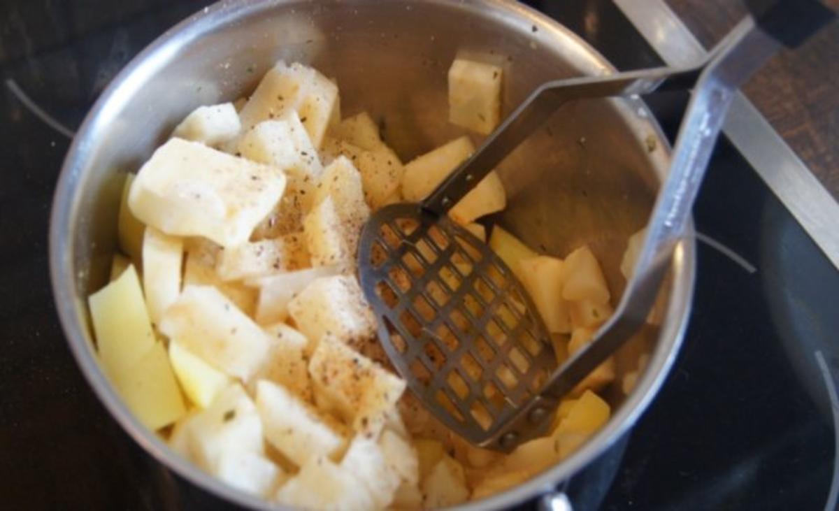Minutensteaks mit Kartoffelpufferpanade, Selleriepüree und Tatarska omacka - Rezept - Bild Nr. 10
