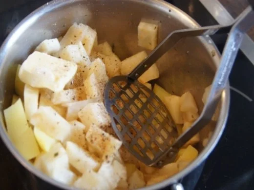 Rezept: Minutensteaks mit Kartoffelpufferpanade, Selleriepüree und Tatarska omacka Bild Nr. 10 Minutensteaks mit Kartoffelpufferpanade, Selleriepüree und Tatarska omacka - Rezept - Bild Nr. 10