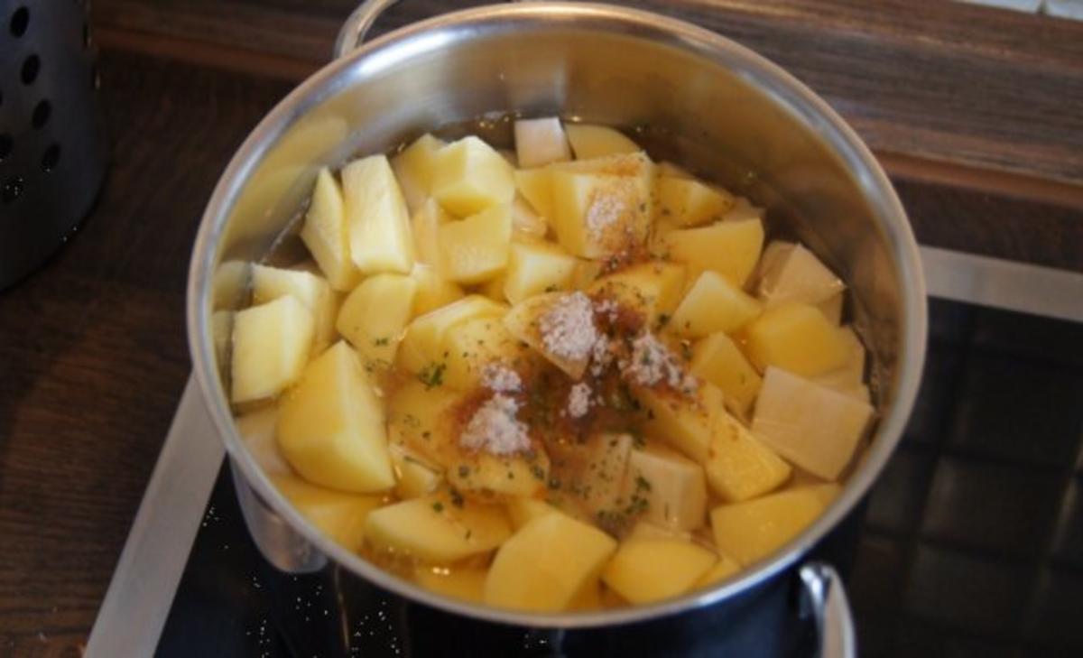 Minutensteaks mit Kartoffelpufferpanade, Selleriepüree und Tatarska omacka - Rezept - Bild Nr. 9