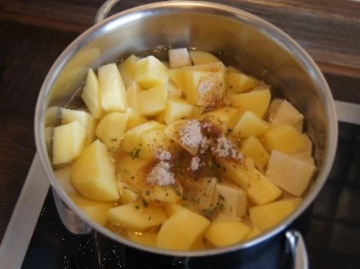 Rezept: Minutensteaks mit Kartoffelpufferpanade, Selleriepüree und Tatarska omacka Bild Nr. 9 Minutensteaks mit Kartoffelpufferpanade, Selleriepüree und Tatarska omacka - Rezept - Bild Nr. 9