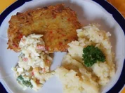 Minutensteaks mit Kartoffelpufferpanade, Selleriepüree und Tatarska omacka - Rezept