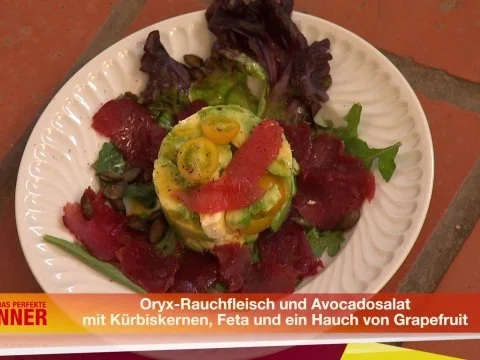 Rezept: Oryx-Rauchfleisch und Avocadosalat mit gerösteten Kürbiskernen, Feta und Grapefruit Oryx-Rauchfleisch und Avocadosalat mit gerösteten Kürbiskernen, Feta und Grapefruit - Rezept
