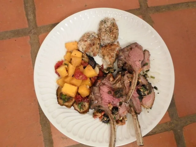 Rezept: Gegrilltes Lammkarree, Gemüsetrio aus Butternut, Tomaten, Auberginen, Miliepap-Bällchen Gegrilltes Lammkarree, Gemüsetrio aus Butternut, Tomaten, Auberginen, Miliepap-Bällchen - Rezept