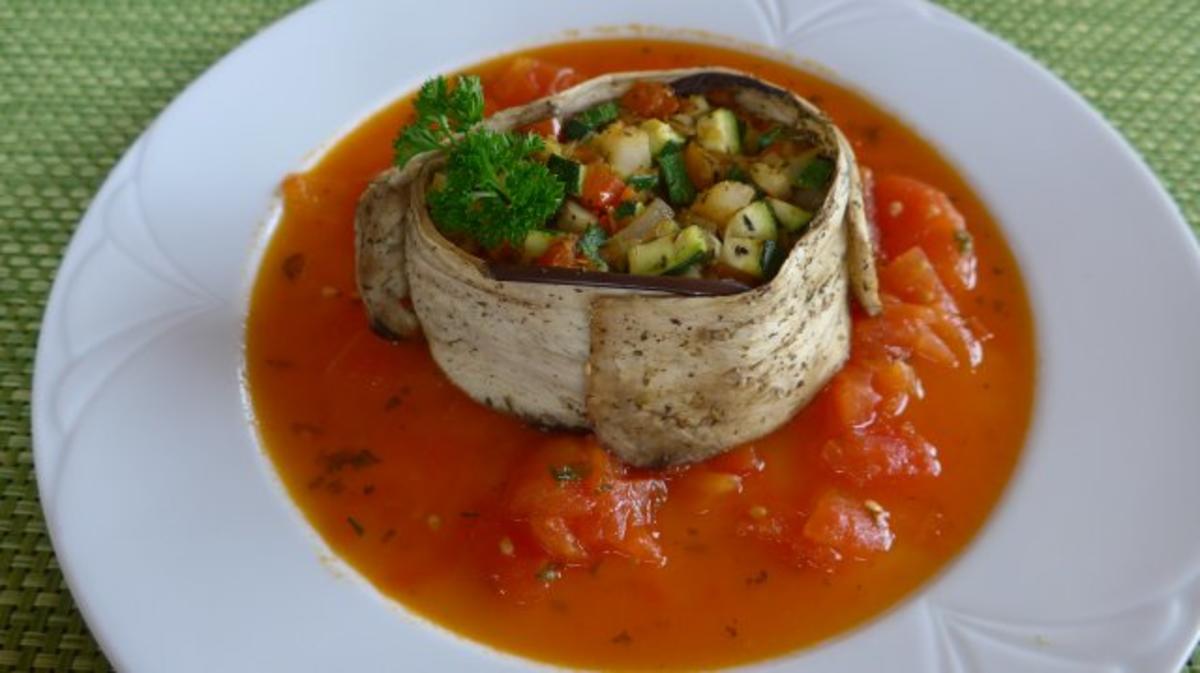 Gemüse - Quartett in Aubergine gewickelt an Tomatensugo - Rezept