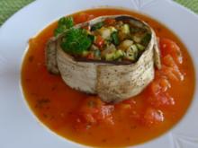 Gemüse - Quartett in Aubergine gewickelt an Tomatensugo - Rezept