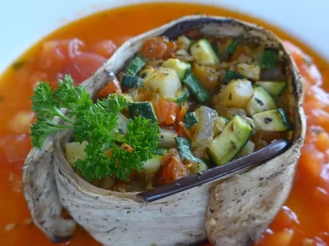 Gemüse - Quartett in Aubergine gewickelt an Tomatensugo - Rezept - Bild Nr. 2