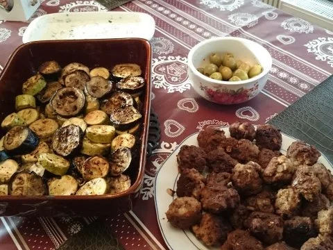 backofenauberginen-zucchini mit knobicreme und lammhackbällchen - Rezept