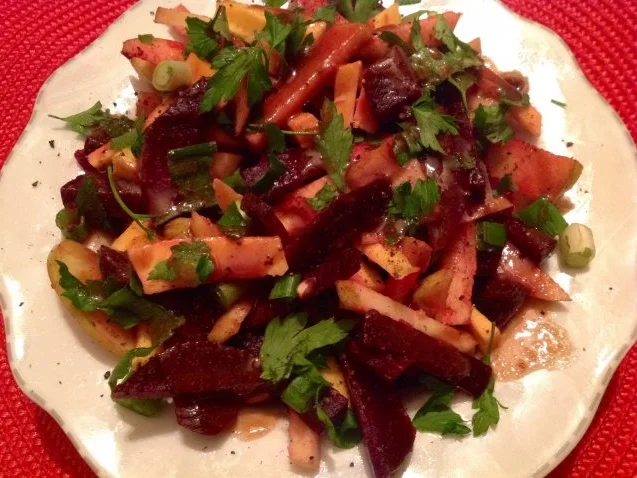 Rezept: Rote Bete-Apfel-Salat mit Käse und Erdmandel-Himbeer-Dressing Rote Bete-Apfel-Salat mit Käse und Erdmandel-Himbeer-Dressing - Rezept