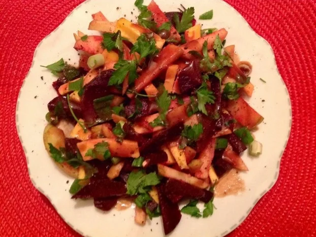 Rezept: Rote Bete-Apfel-Salat mit Käse und Erdmandel-Himbeer-Dressing Bild Nr. 2 Rote Bete-Apfel-Salat mit Käse und Erdmandel-Himbeer-Dressing - Rezept - Bild Nr. 2