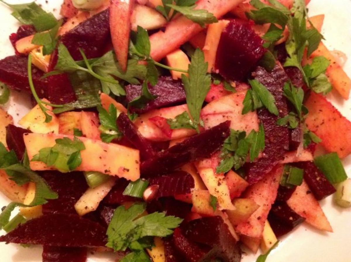 Rote Bete-Apfel-Salat mit Käse und Erdmandel-Himbeer-Dressing - Rezept - Bild Nr. 3