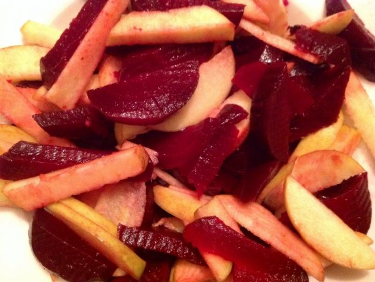 Rote Bete Apfel Salat mit Käse und Erdmandel Himbeer Dressing - schnell ...