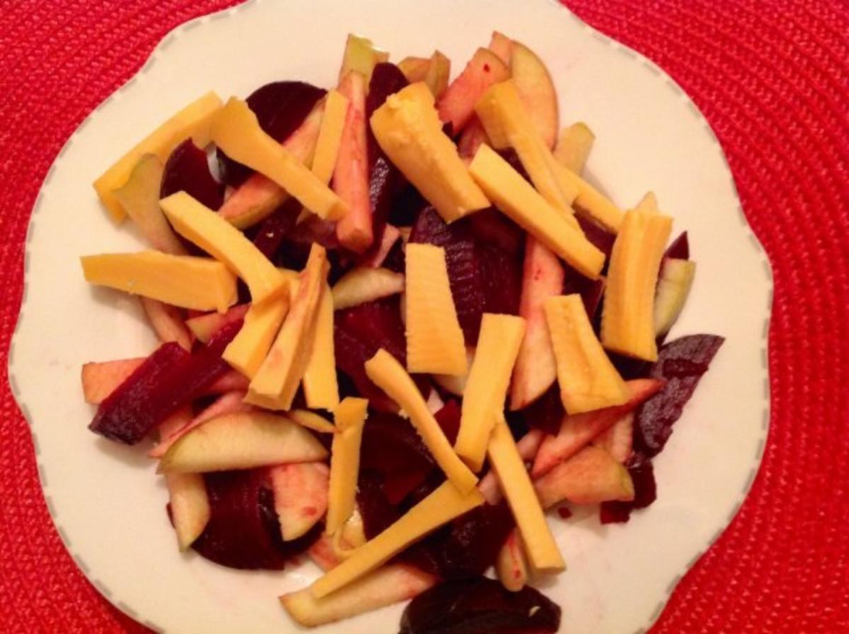 Rote Bete-Apfel-Salat mit Käse und Erdmandel-Himbeer-Dressing - Rezept - Bild Nr. 6