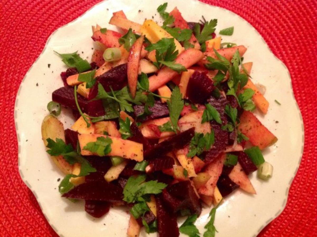 Rote Bete-Apfel-Salat mit Käse und Erdmandel-Himbeer-Dressing - Rezept - Bild Nr. 8
