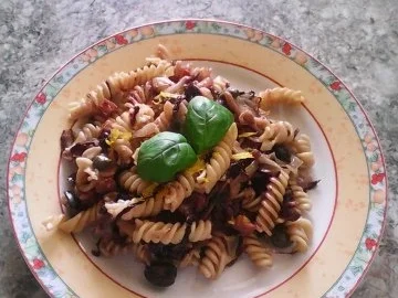 Rezept: Pasta mit Orangen-Kapern-Sauce und Radicchio Pasta mit Orangen-Kapern-Sauce und Radicchio - Rezept