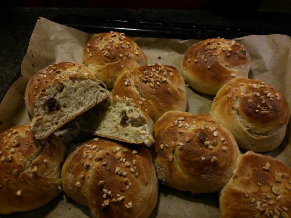 Süße Hefebrötchen mit Nüssen und Sultaninen... - Rezept - kochbar.de