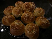 Süße Hefebrötchen mit Nüssen und Sultaninen... - Rezept