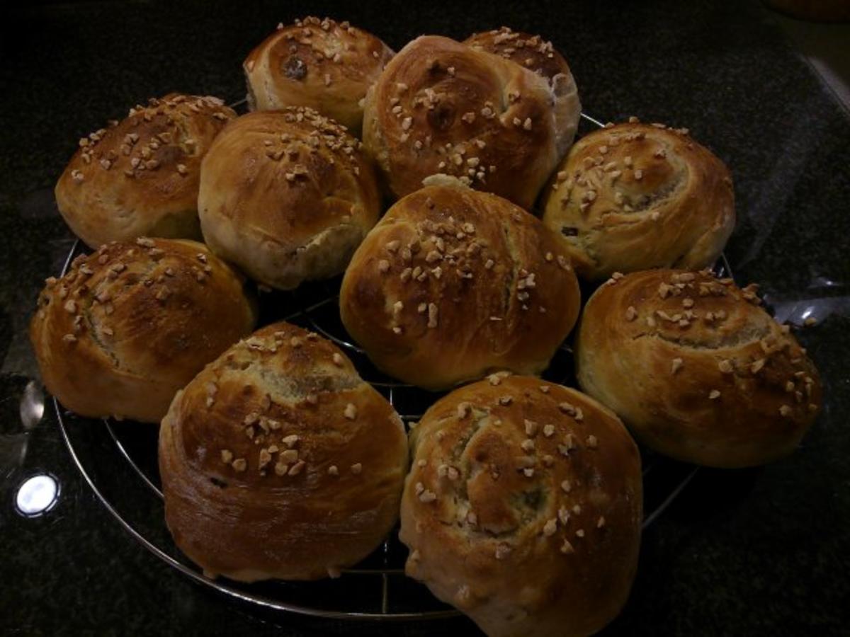 Süße Hefebrötchen mit Nüssen und Sultaninen... Rezept kochbar.de