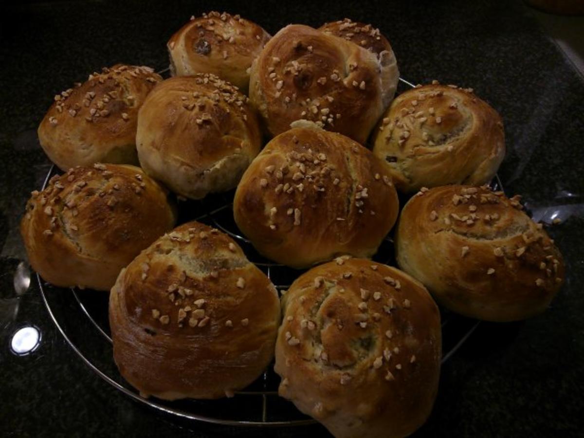 Bilder für Süße Hefebrötchen mit Nüssen und Sultaninen... - Rezept