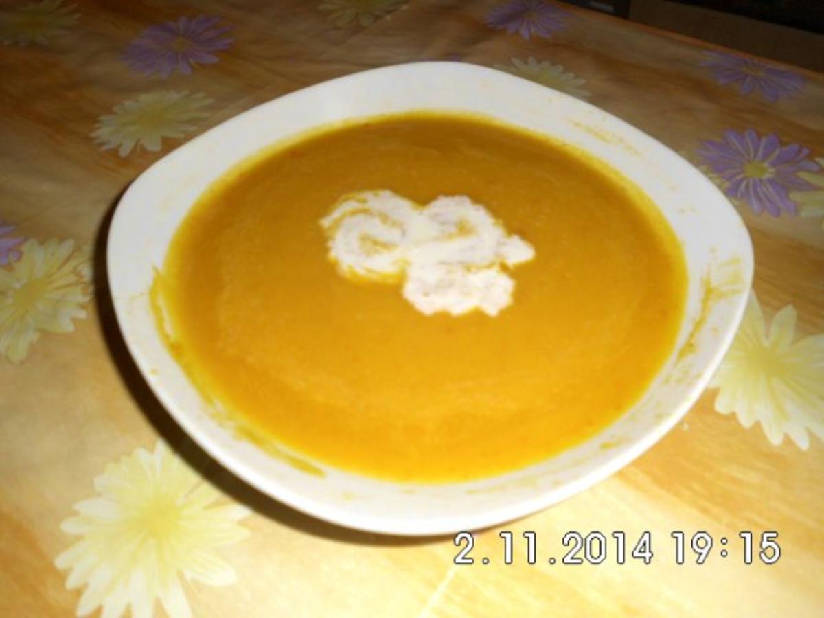 Kürbiscremesuppe mit Sahnehäubchen - Rezept - kochbar.de