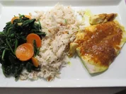 Fischfilet mit Erdnussreis und asiatischem Spinatgemüse - Rezept