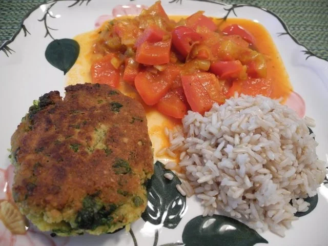 Paprika - Porree - Gemüse mit Naturreis und Bratlingen - Rezept - Bild Nr. 2