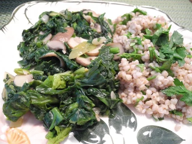 Kokos - Spinat mit Champignongs dazu Petersilien - Buchweizen - Rezept - Bild Nr. 2