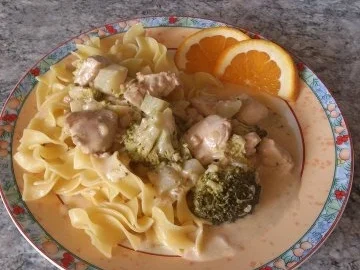 Hähnchen-Gulasch mit Brokkoli und Bandnudeln - Rezept