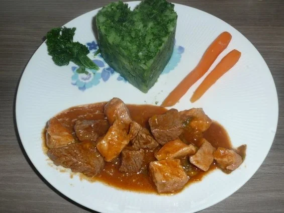 Grünkohl - Kartoffelstampf mit Gulasch und Karotten ! - Rezept