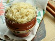 Sauerkrautsüppchen mit gebratenen Rostbratwürstchen und Brezenchips - Rezept