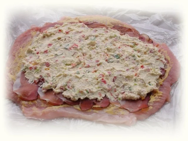 Rezept: Putenrollbraten gefüllt mit Schinken-Quark und Gemüse Bild Nr. 7 Putenrollbraten gefüllt mit Schinken-Quark und Gemüse - Rezept - Bild Nr. 7