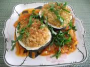 Vegan : Mit Bulgur gefüllter Zucchini auf Tomaten - Fenschel - Gemüse - Rezept