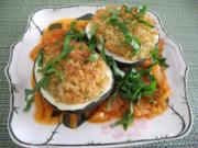 Vegan : Mit Bulgur gefüllter Zucchini auf Tomaten - Fenschel - Gemüse - Rezept