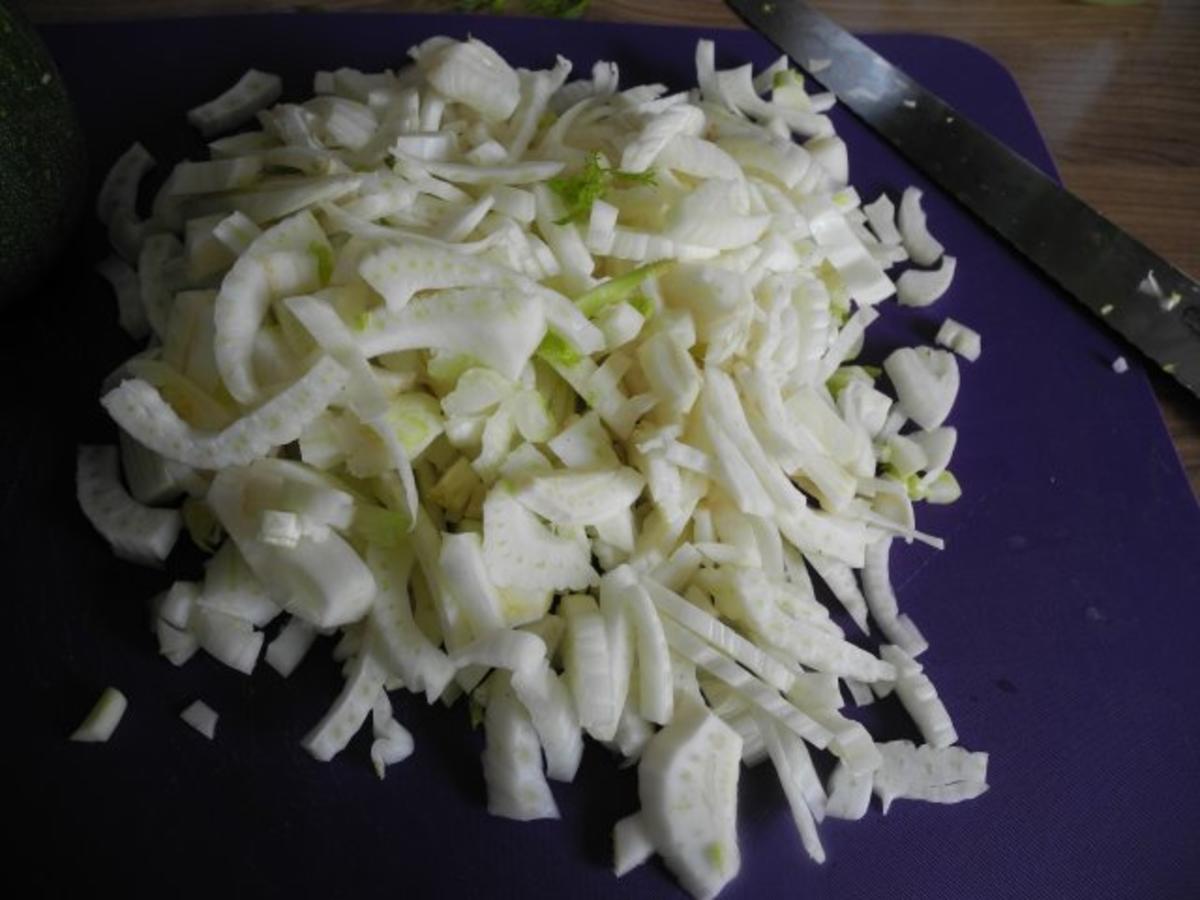 Vegan : Mit Bulgur gefüllter Zucchini auf Tomaten - Fenschel - Gemüse - Rezept - Bild Nr. 3