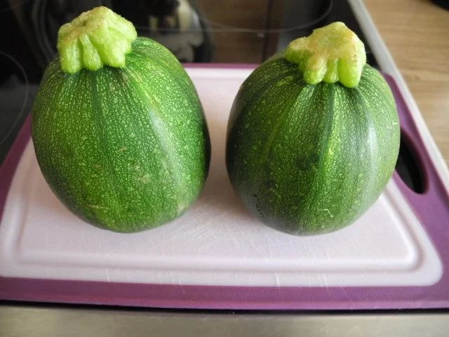 Vegan : Mit Bulgur gefüllter Zucchini auf Tomaten - Fenschel - Gemüse - Rezept - Bild Nr. 4