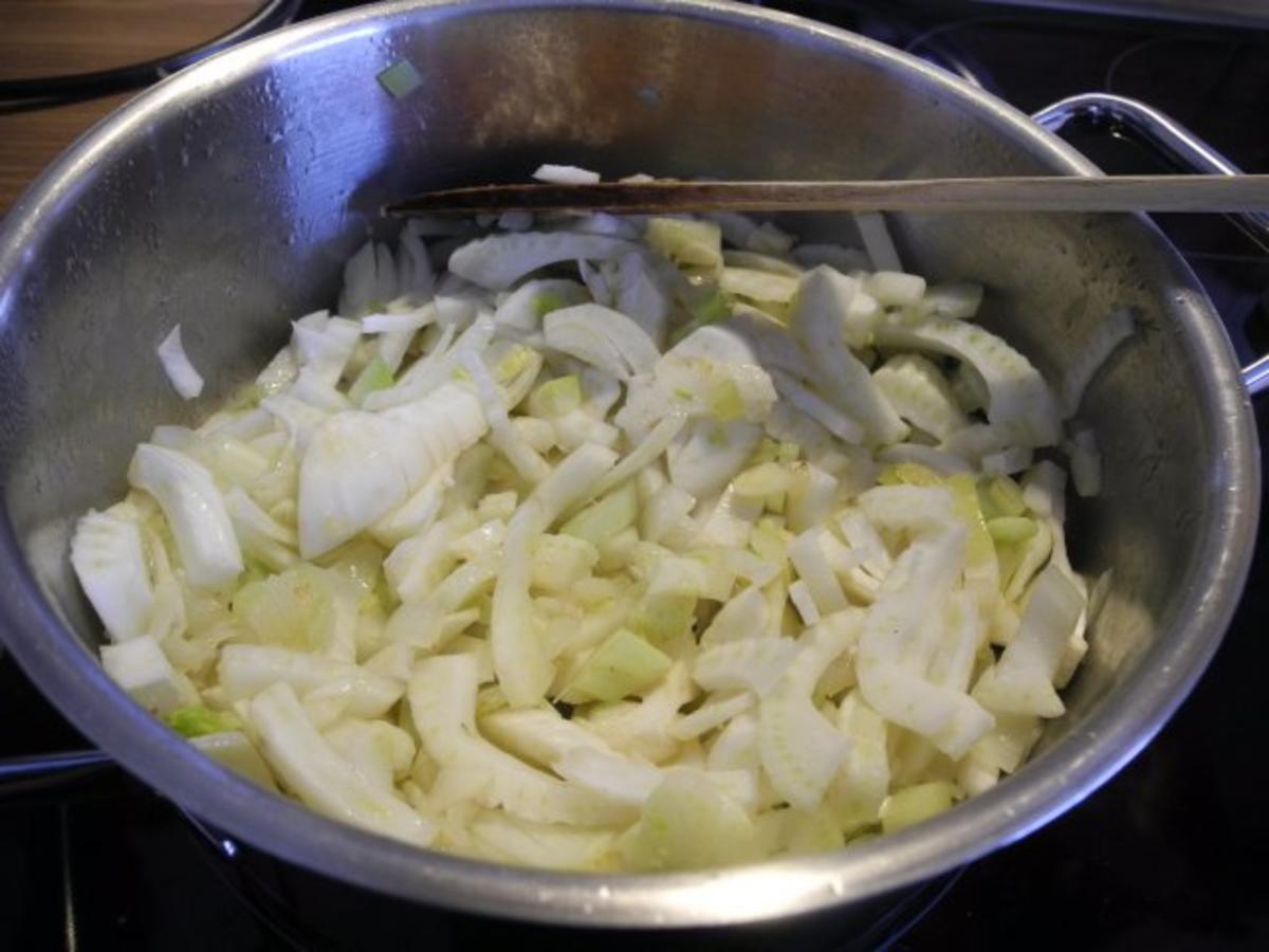 Vegan : Mit Bulgur gefüllter Zucchini auf Tomaten - Fenschel - Gemüse - Rezept - Bild Nr. 5