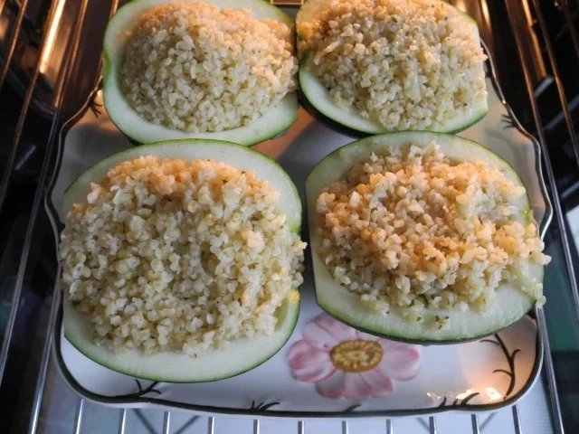 Vegan : Mit Bulgur gefüllter Zucchini auf Tomaten - Fenschel - Gemüse - Rezept - Bild Nr. 7