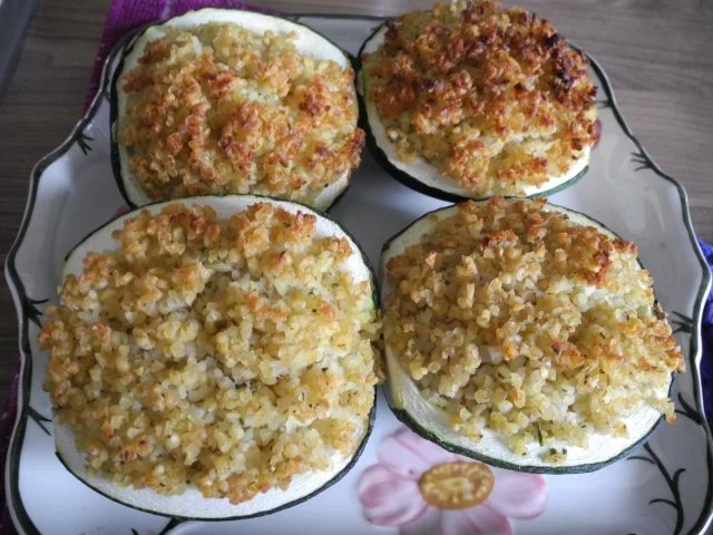 Vegan : Mit Bulgur gefüllter Zucchini auf Tomaten - Fenschel - Gemüse - Rezept - Bild Nr. 8