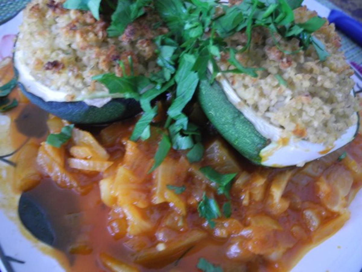 Vegan : Mit Bulgur gefüllter Zucchini auf Tomaten - Fenschel - Gemüse - Rezept - Bild Nr. 2