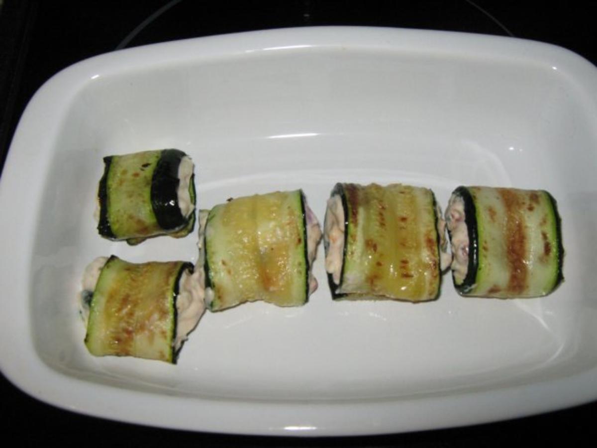 Bilder für Vorspeise: Zucchini-Röllchen mit Frischkäsefüllung - Rezept