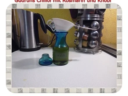 Rezept: Öl: Chiliöl mit Rosmarin und Knobi Bild Nr. 6 Öl: Chiliöl mit Rosmarin und Knobi - Rezept - Bild Nr. 6