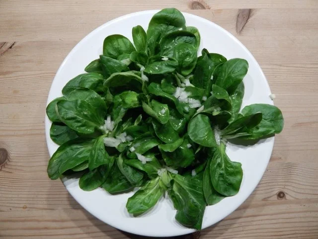 Feldsalat mit Essig-Balsamico-Soße - Rezept