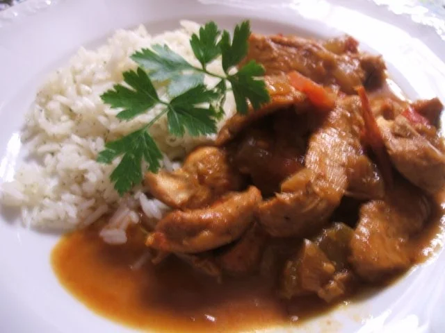 Geflügel: Hähnchen-Geschnetzeltes in Schmorgemüse mit Kräuter-Butter-Reis - Rezept