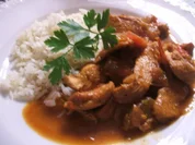 Geflügel: Hähnchen-Geschnetzeltes in Schmorgemüse mit Kräuter-Butter-Reis - Rezept