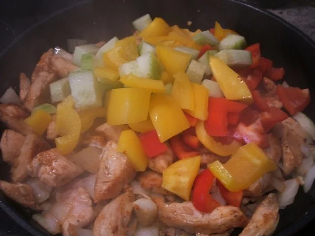 Geflügel: Hähnchen-Geschnetzeltes in Schmorgemüse mit Kräuter-Butter-Reis - Rezept - Bild Nr. 6