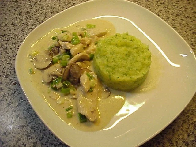 Rezept: Hähnchengeschnetzeltes mit Kräuter-Kartoffelpüree Hähnchengeschnetzeltes mit Kräuter-Kartoffelpüree - Rezept