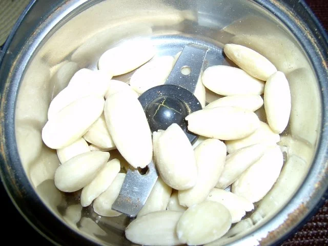 Dunkle Marzipanrohmasse mit Rübensaft - Rezept - Bild Nr. 2