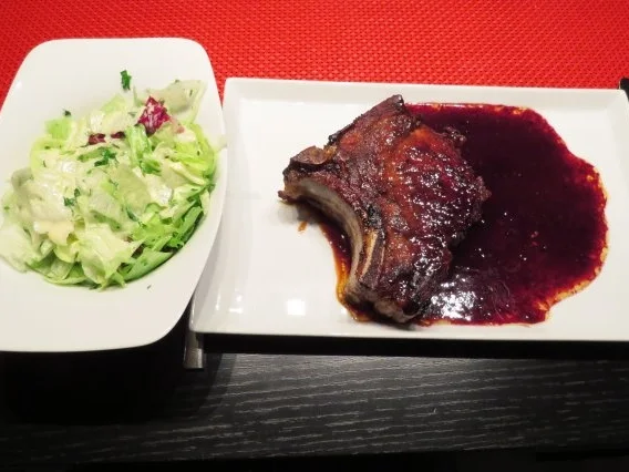 Brauhauskotelett mit Rotweinbutter - Rezept