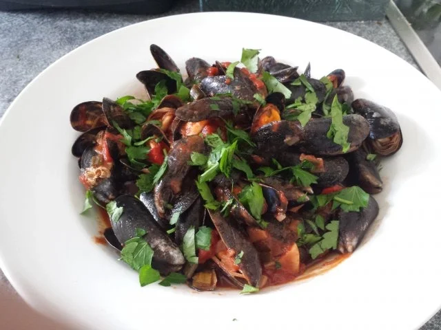 Muscheln mit pikanter Tomatensauce - Rezept