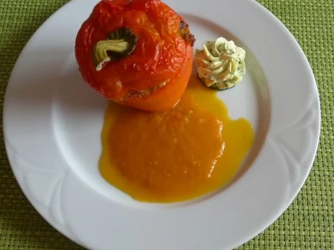 Paprikaschote gefüllt mit Quinoa auf einer Kürbissoße - Rezept - Bild Nr. 2