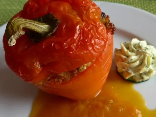 Paprikaschote gefüllt mit Quinoa auf einer Kürbissoße - Rezept